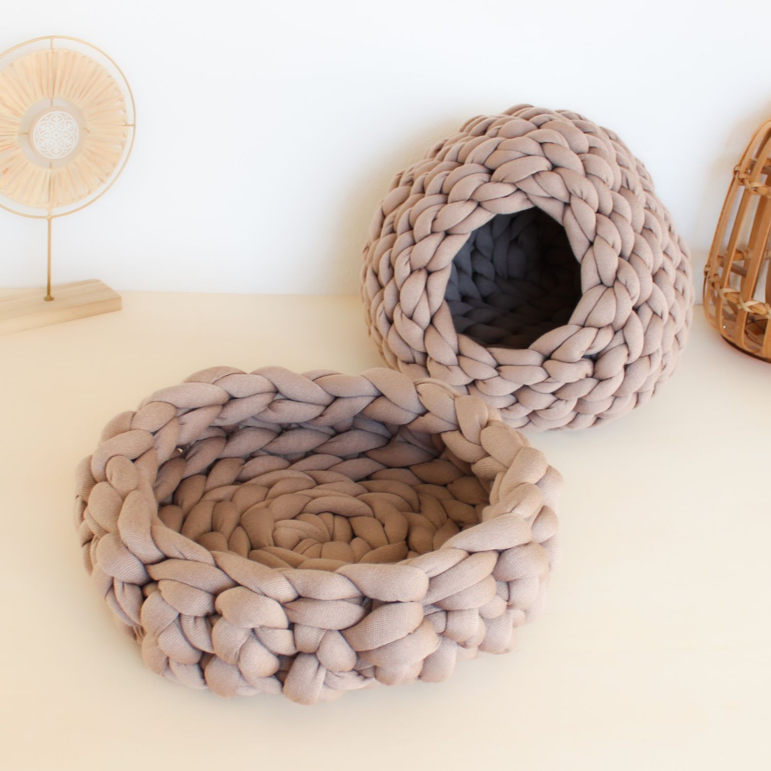 Katzenhöhle & Körbchen – Handgemachtes Set für Katzen & Hunde