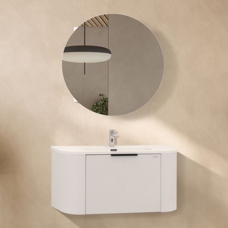 Conjunto Maia Plus Móvel de Casa de Banho Suspenso com Tampo em Pedra e Lavatório em Resina Mineral e Espelho LED Anti Embaciamento, Textura Ripada Conjunto Maia Plus Móvel de Casa de Banho Suspenso com Tampo em Pedra e Lavatório em Resina Mineral e Espelho LED Anti Embaciamento, Textura Ripada