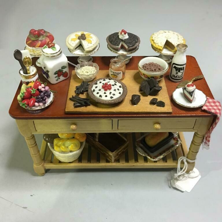 MESA CON PASTELES