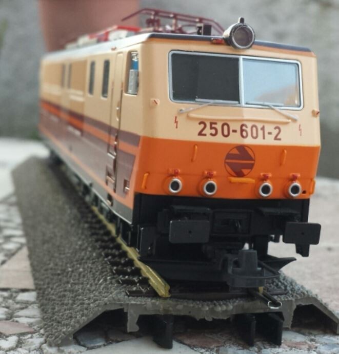 LOCOMOTORA MERCANCIAS RENFE  H0