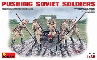 PUSHING SOVIET SOLDIERS 1/35
