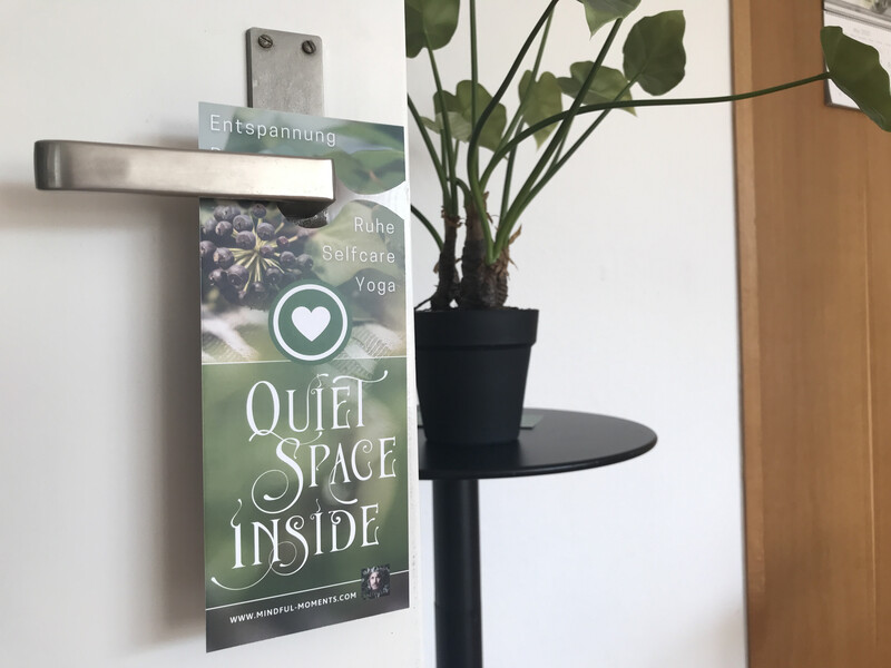 Quiet Space Inside Türhänger - door hanger