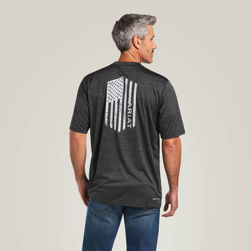 10039553 ARIAT MNS CHARGER VERTICAL FLAG SS TEE CH