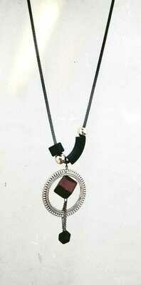 Kalung hias motif tengah