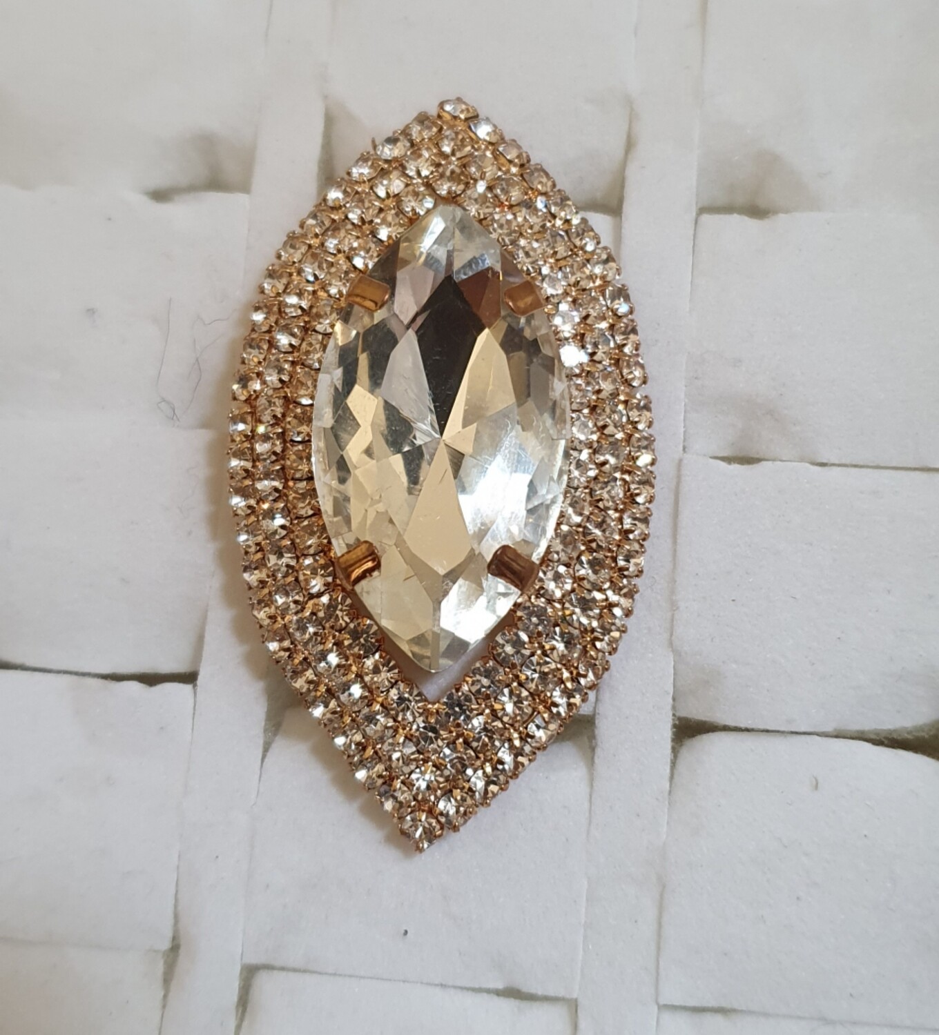 Bague style marquise metal dorée pierre blanche