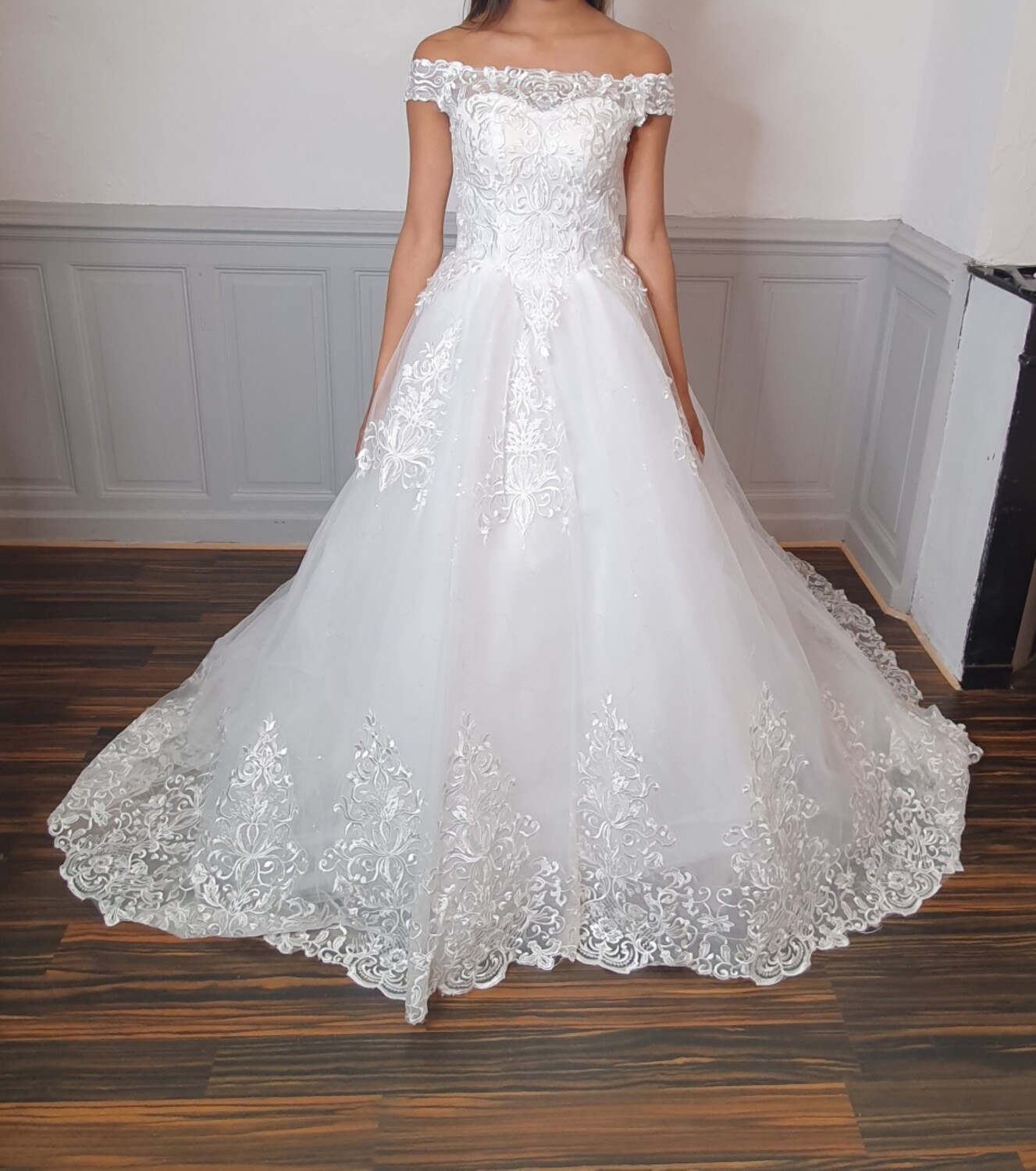 robe de mariée dentelle col bateau avec traine