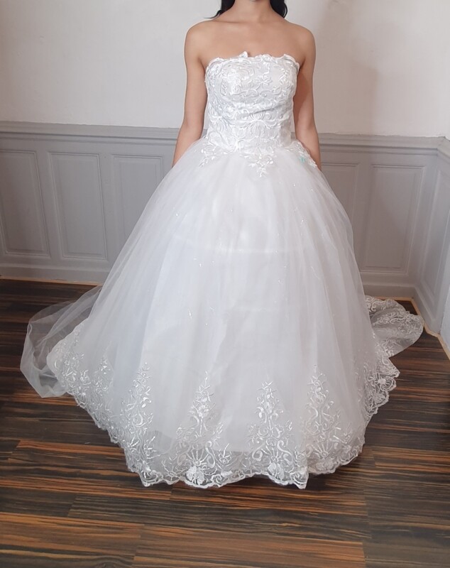 robe de mariée princesse bustier dentelle avec traîne
