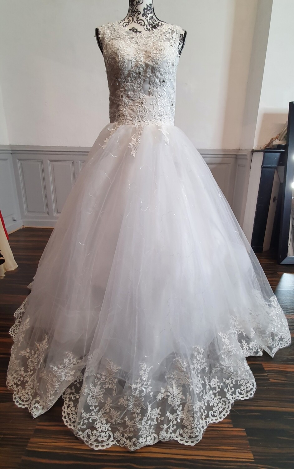 robe de mariee princesse avec traine buste dentelle et strass