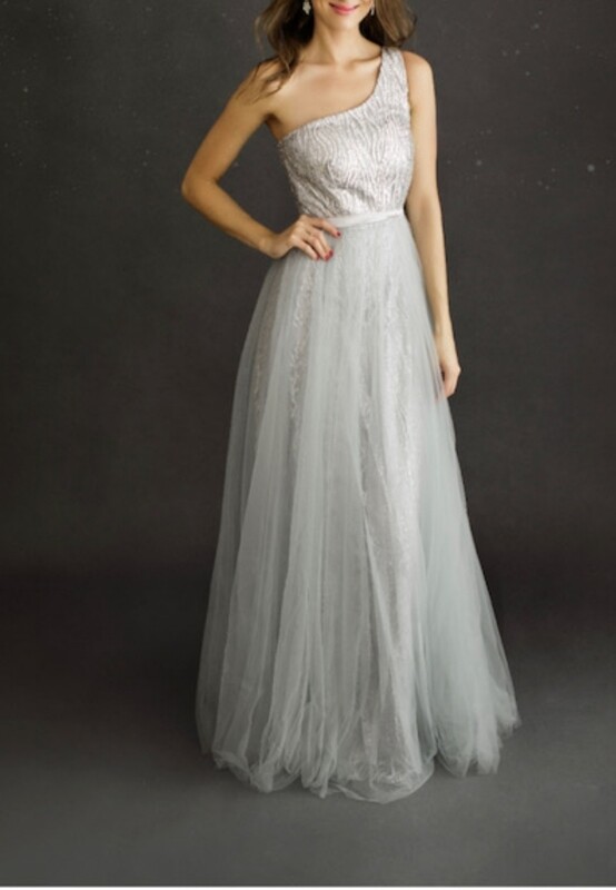 robe longue argentée pailletée et tulle avec une epaule dénudée