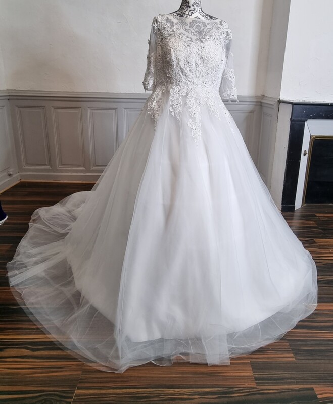 robe de mariée manche longue dentelle jupe en tulle