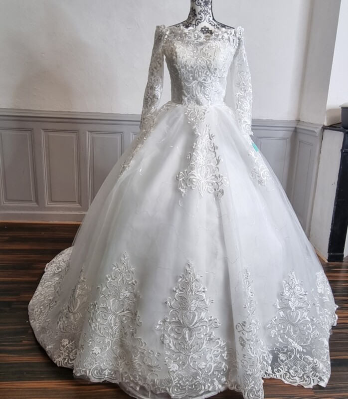 robe de mariee princesse dentelle col bateau manche longue