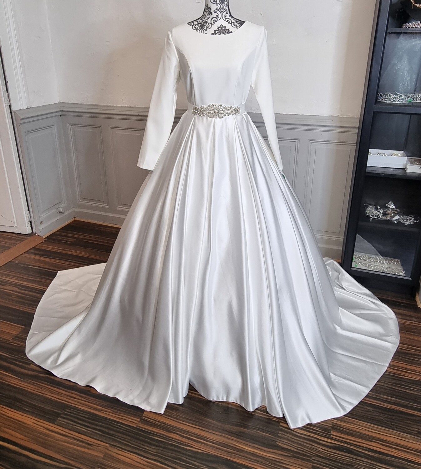 robe de mariee manche longue avec traîne satiné