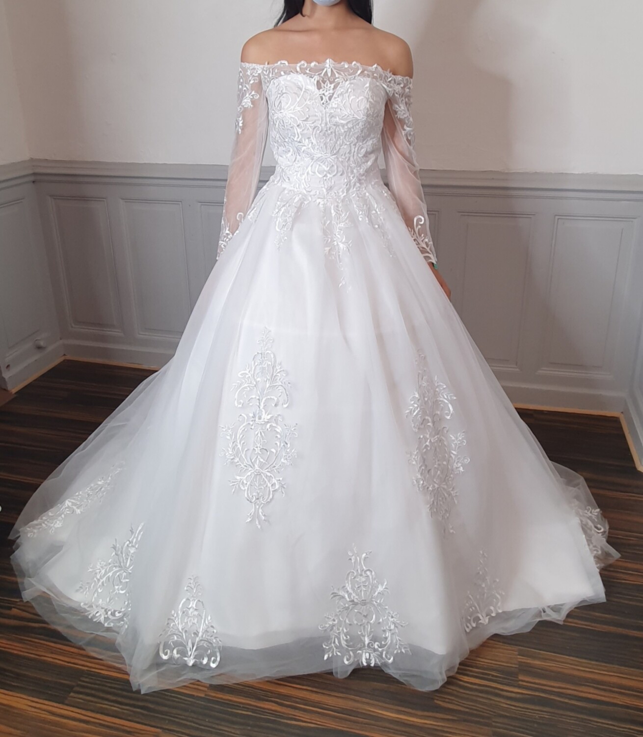 robe de mariee princesse avec traine manche longue dentelle col bateau