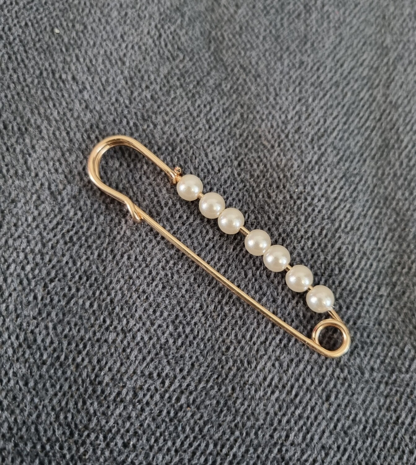 épingle à nourrice attache traîne doré et perles blanche