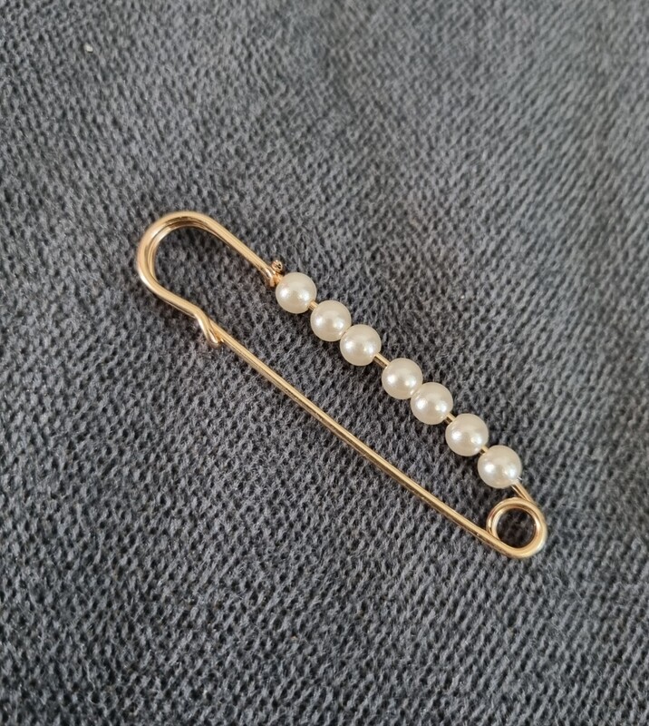 épingle à nourrice attache traîne doré et perles blanche