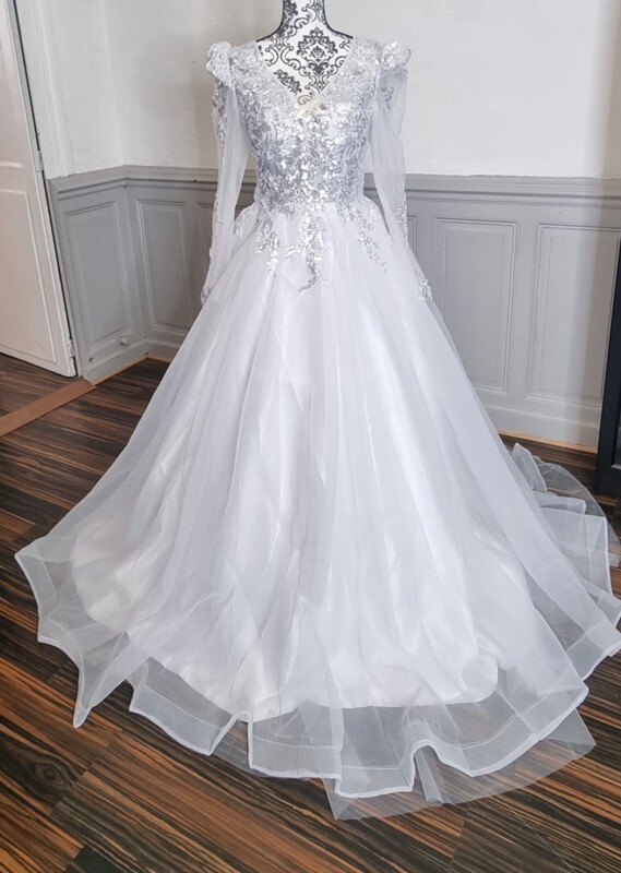 robe de mariee princesse avec traine buste avec sequins argenté manche épaules bouffantes