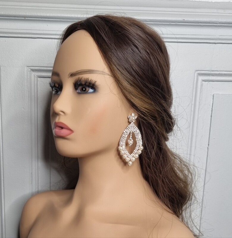boucles d'oreilles pendante losange argenté perle blanche et pierre irisé