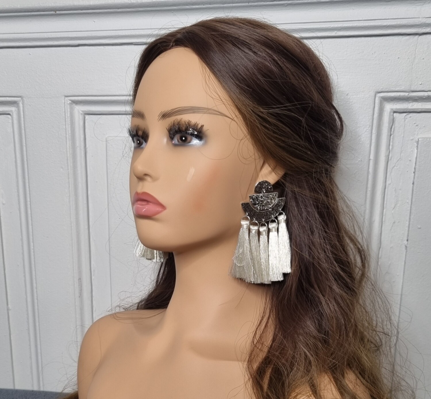 boucles d'oreilles pendantes argenté et pompon gris