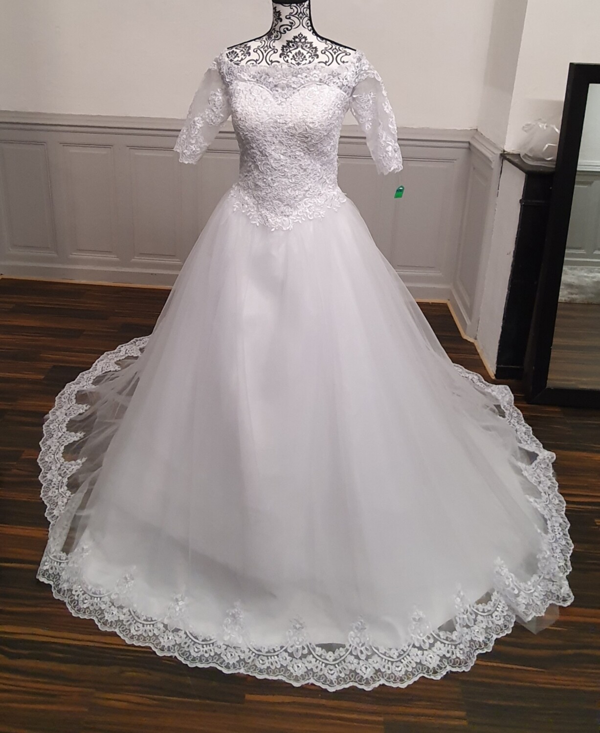 robe de mariée dentelle col bateau manche 3/4 avec traine