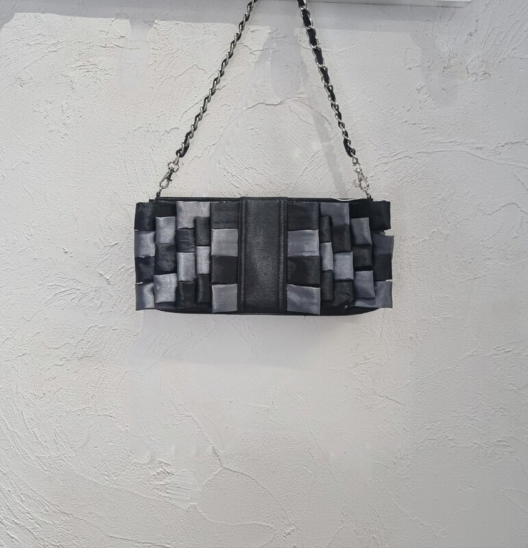 pochette soirée rectangulaire gris et noir satiné