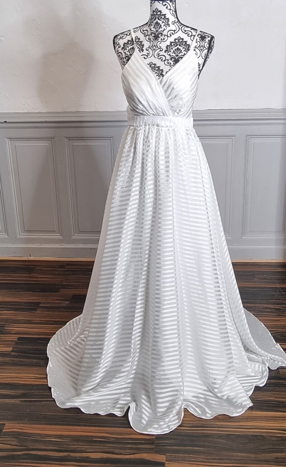 robe de soirée longue blanche fine rayure doré