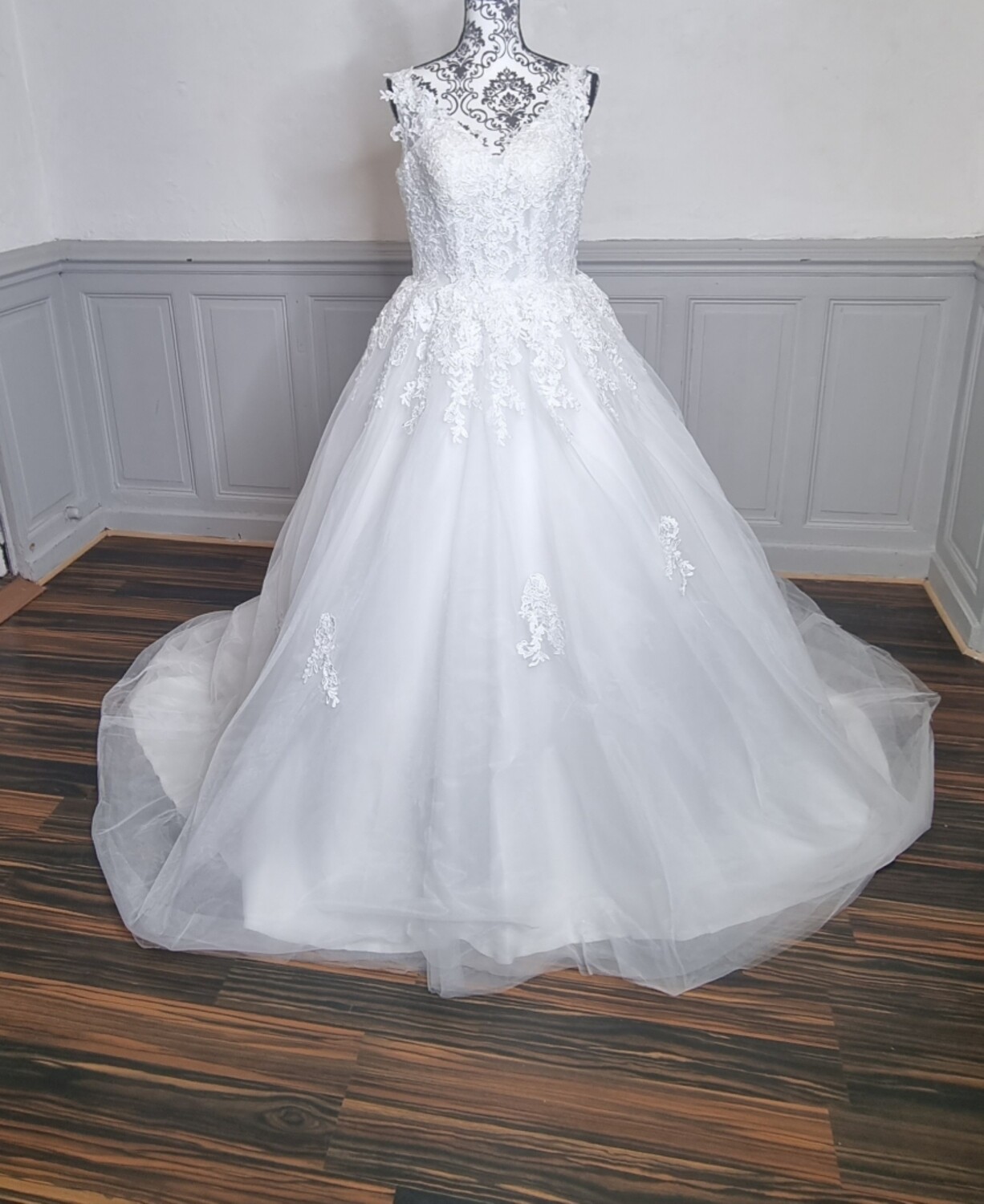 robe de mariee princesse buste dentelle décolleté V
