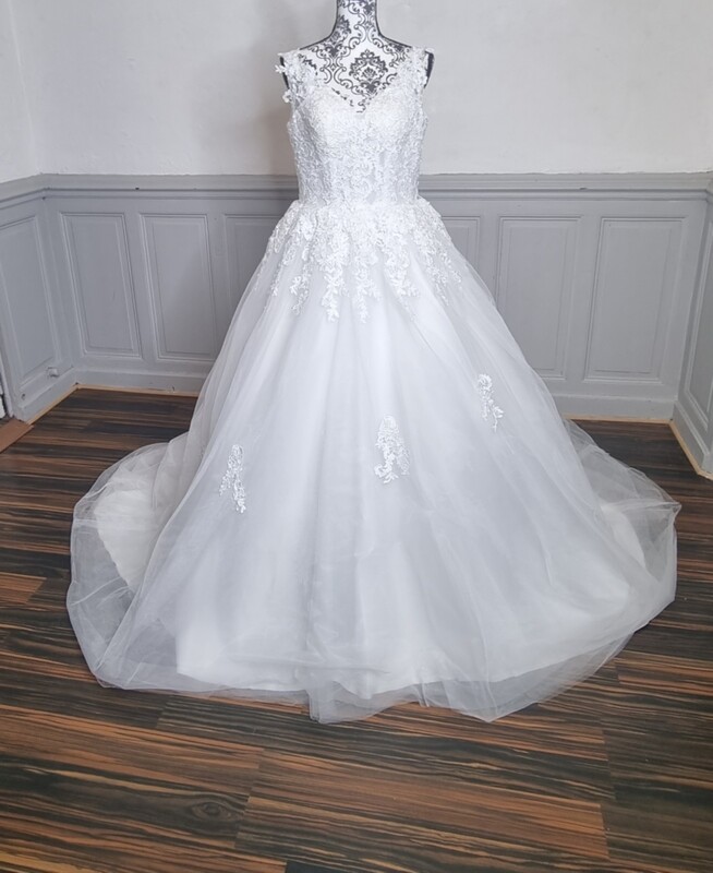robe de mariee princesse buste dentelle décolleté V
