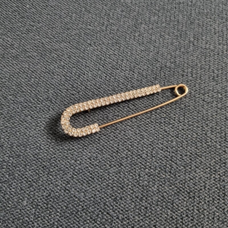 épingle à nourrice attache traine doré avec strass