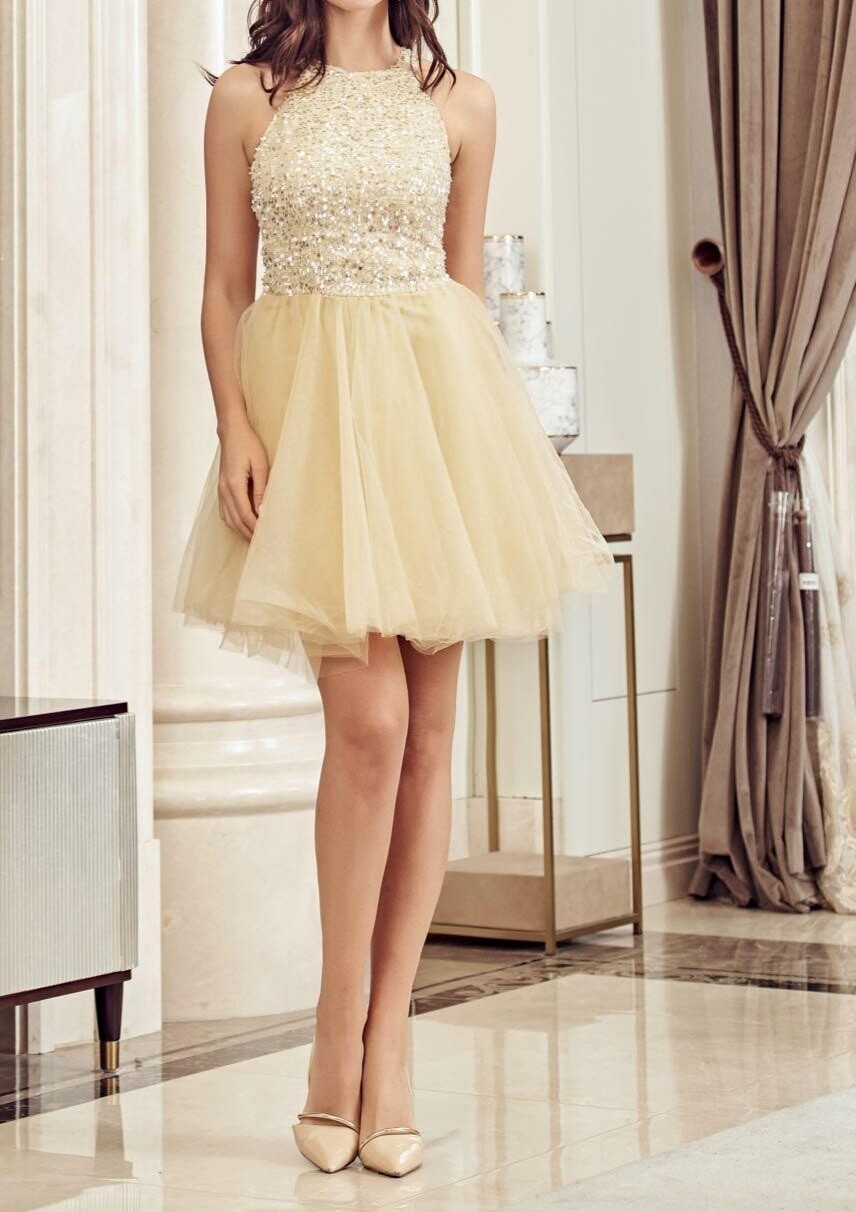 robe de soirée courte beige col américain buste avec sequins