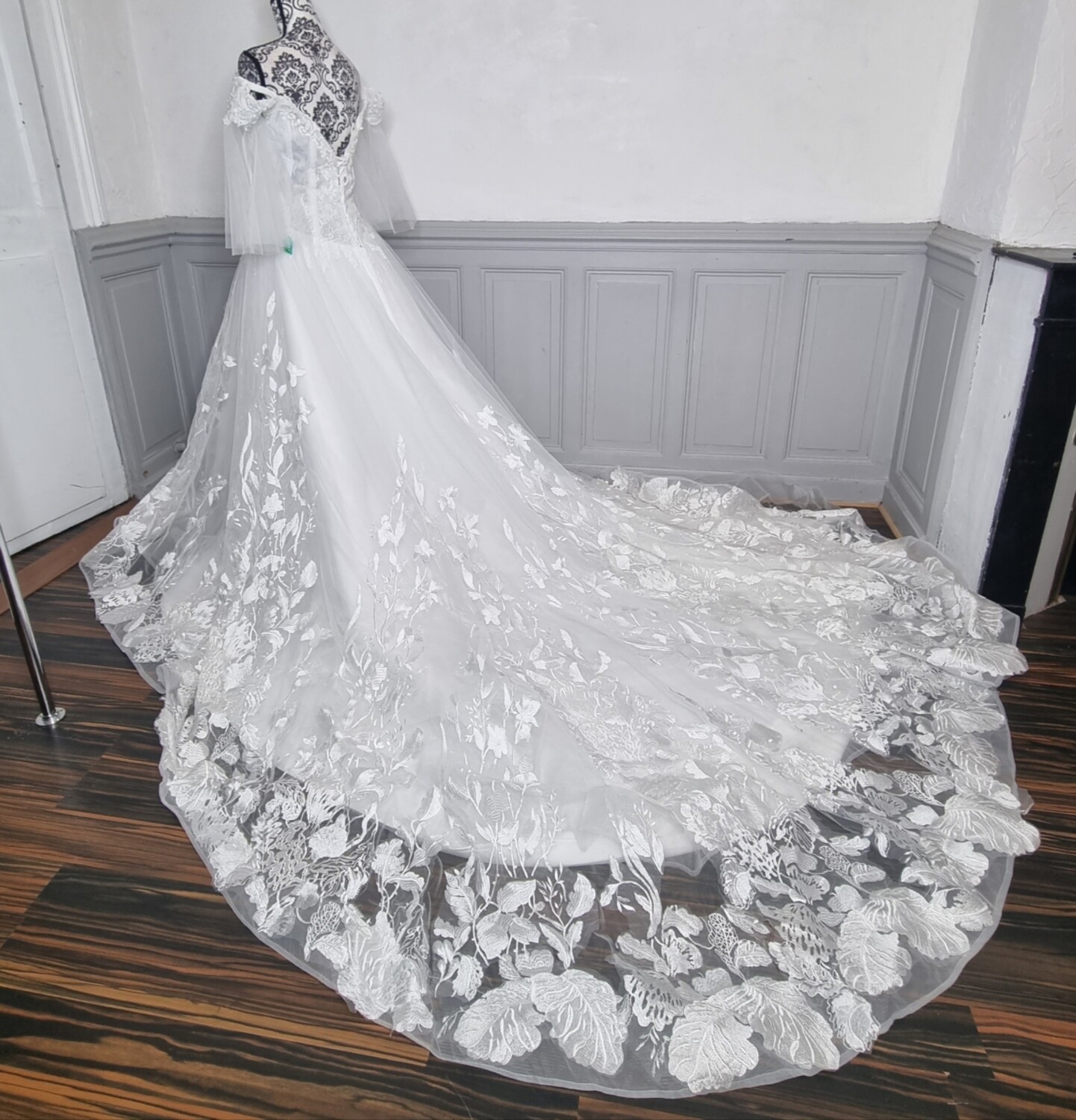 robe de mariée princesse avec longue traine dentelle motif floral col bateau