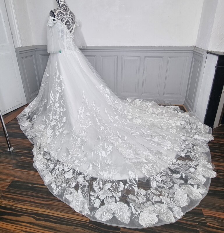 robe de mariée princesse avec longue traine dentelle motif floral col bateau