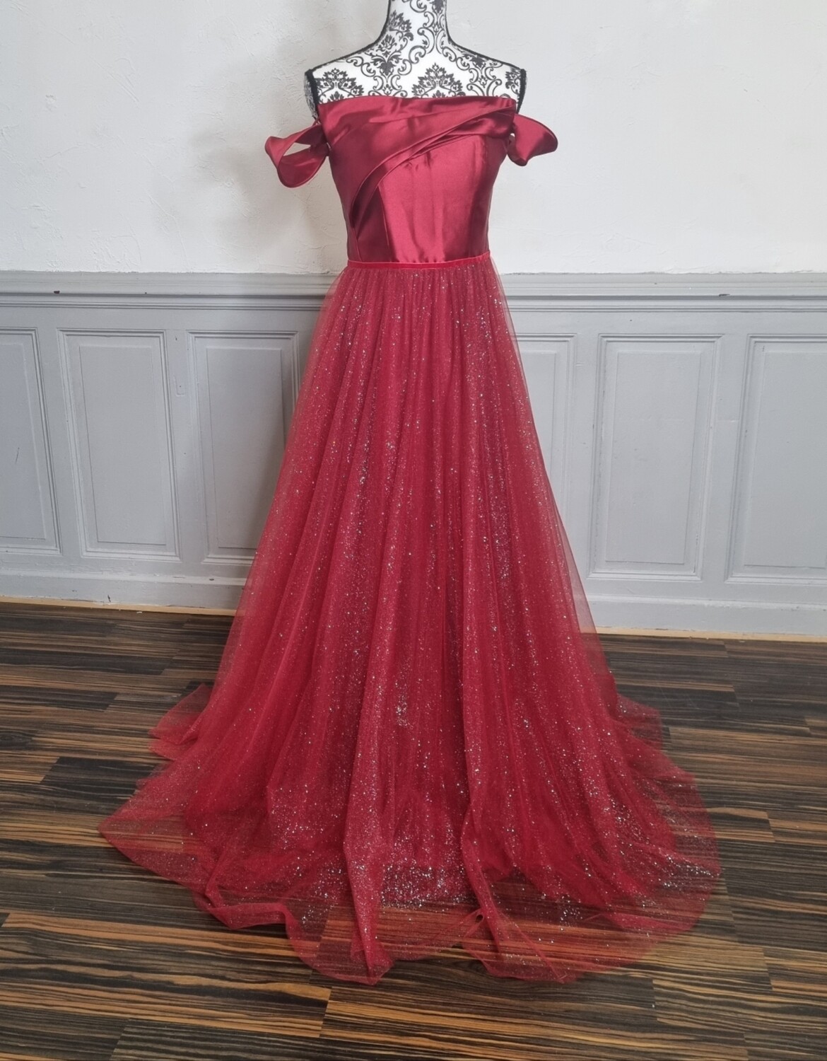 robe de soirée longue bordeaux buste satiné col bateau bas en tulle