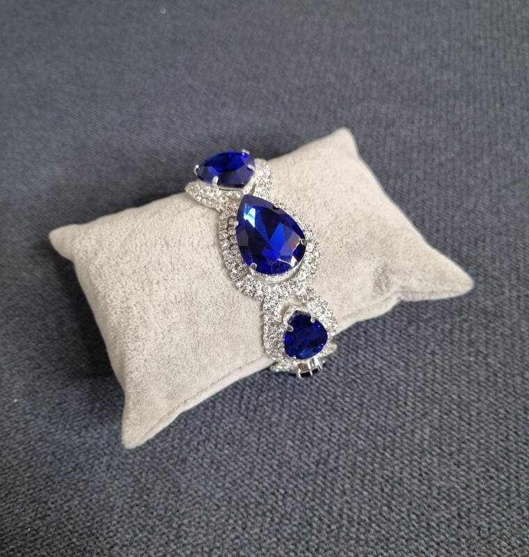 bracelet argenté et pierre bleu