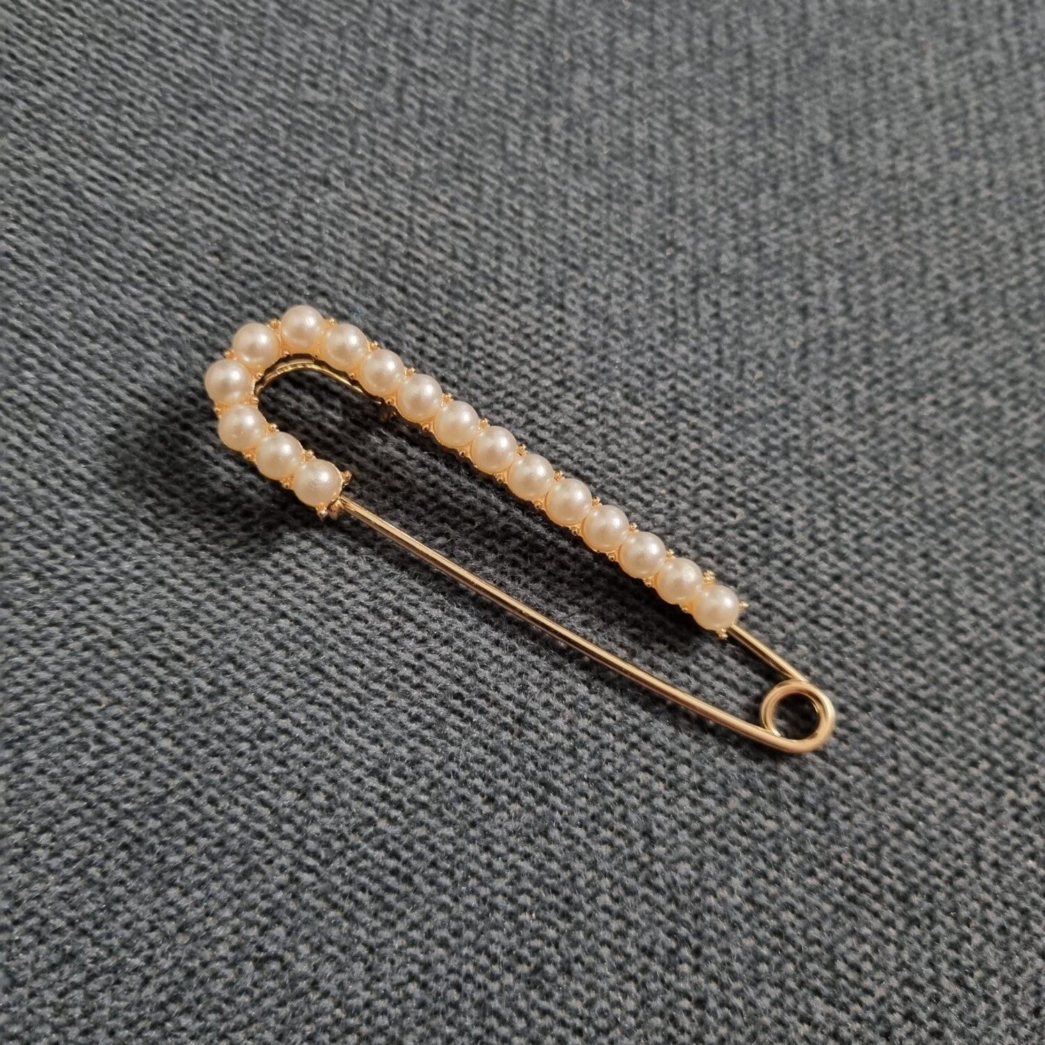 epingle attache traine métal doré avec perles blanche