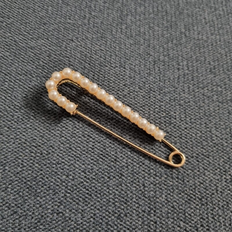 epingle attache traine métal doré avec perles blanche