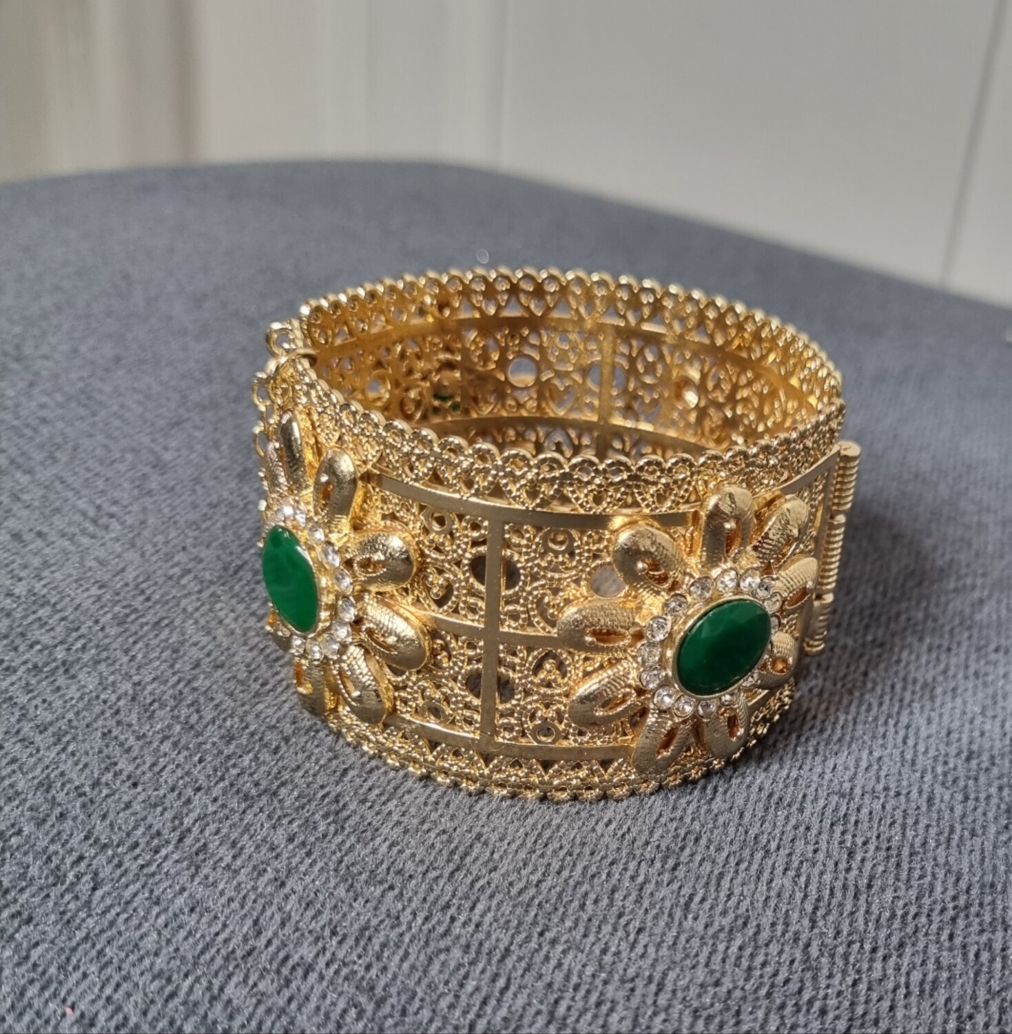 bracelet manchette oriental plaqué or et pierre verte