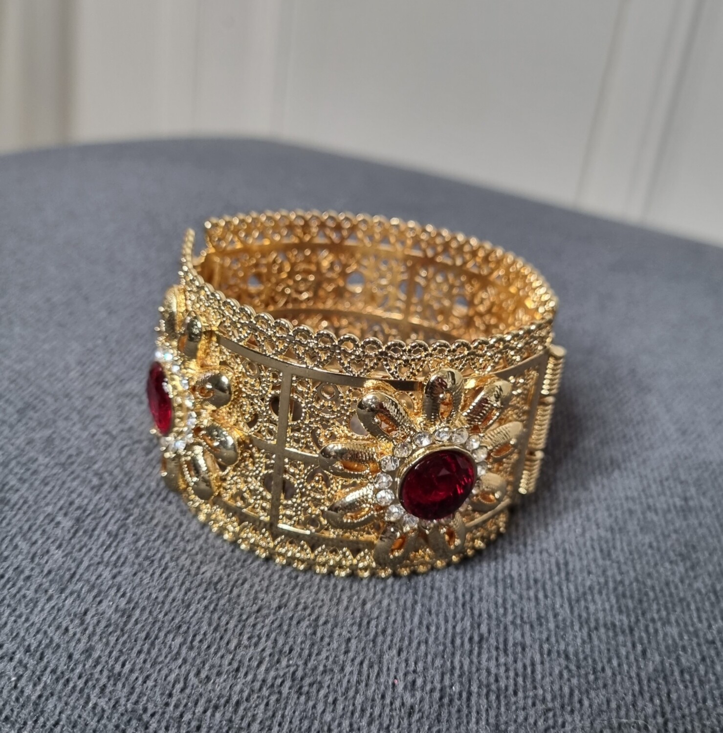 bracelet manchette oriental plaqué or et pierre rouge
