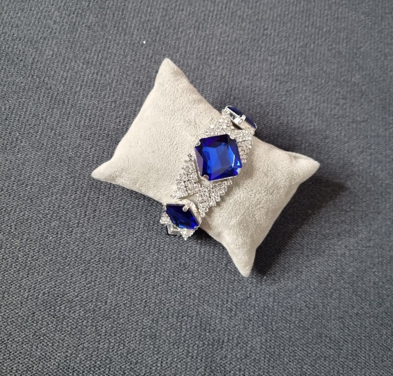bracelet argenté et pierre bleu
