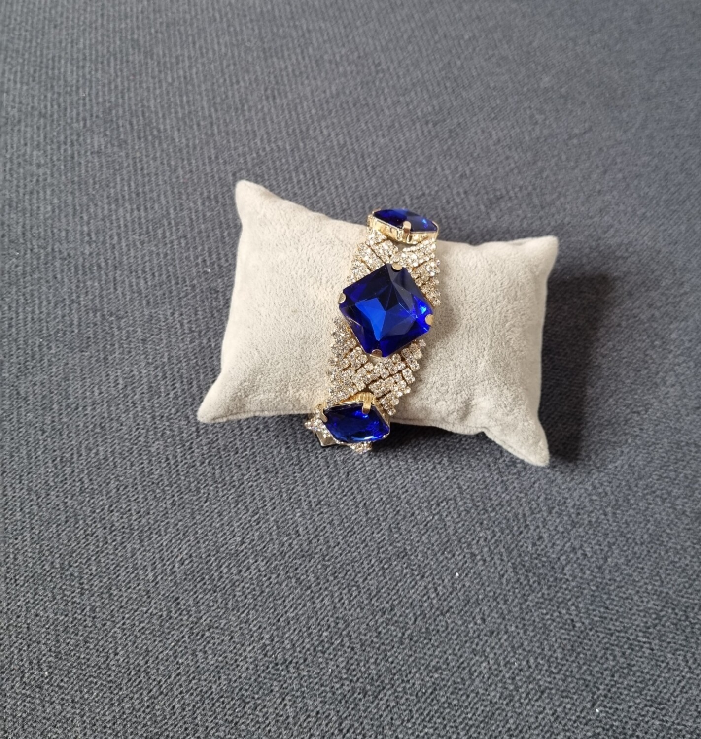 bracelet doré et pierre bleu