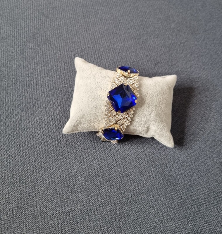 bracelet doré et pierre bleu