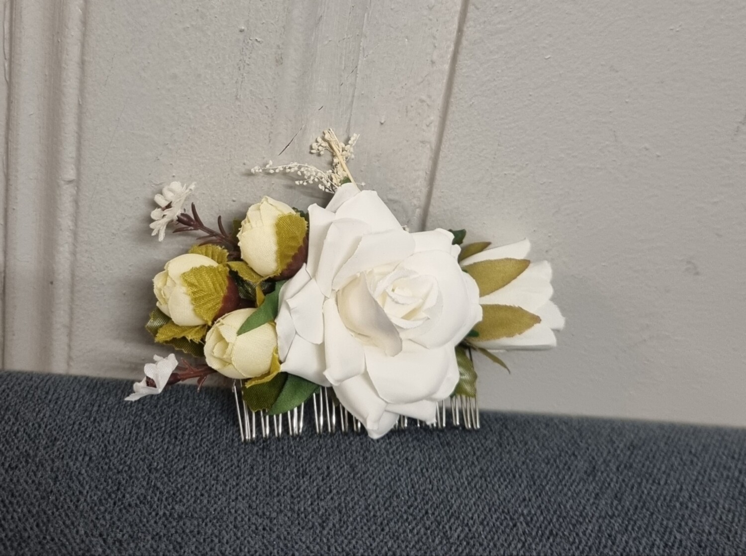 peigne cheveux fleur blanche