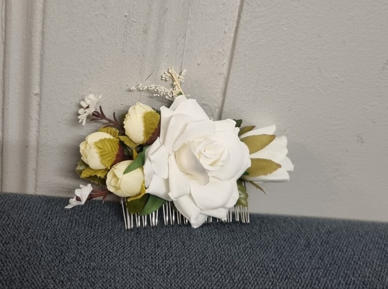 peigne cheveux fleur blanche