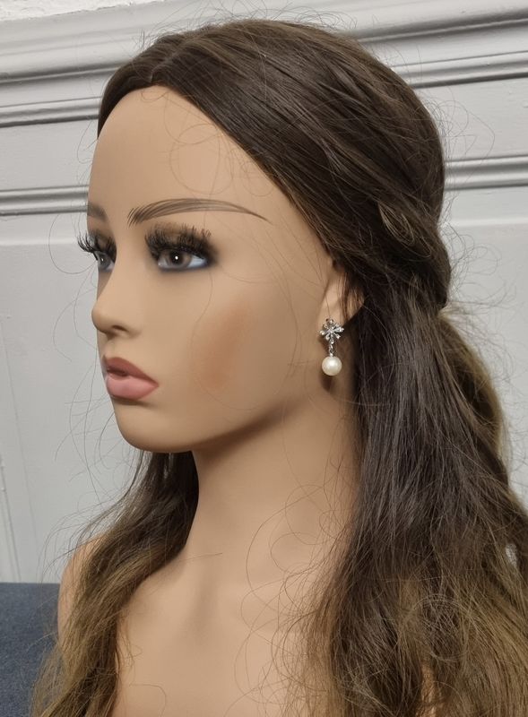 Boucles d'oreilles flocon en strass et perle blanche