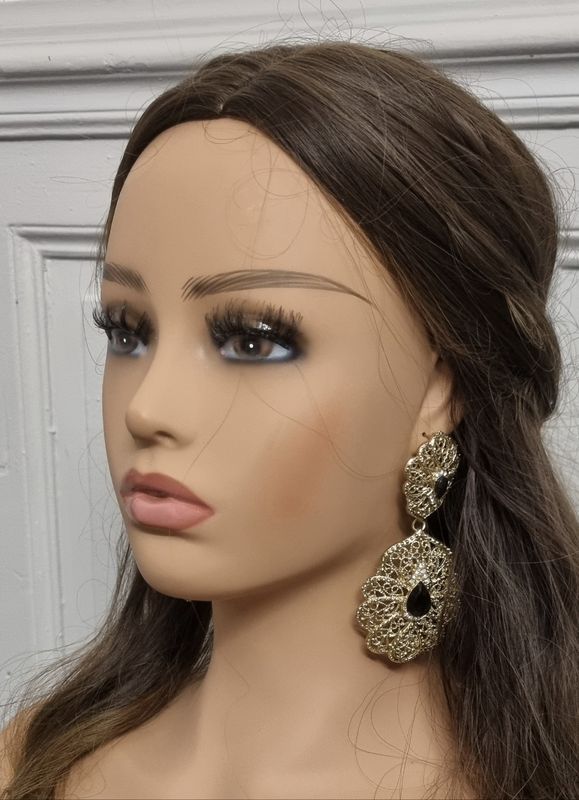 Paire de boucles d'oreilles doré en métal motif filigrané avec pierre noire