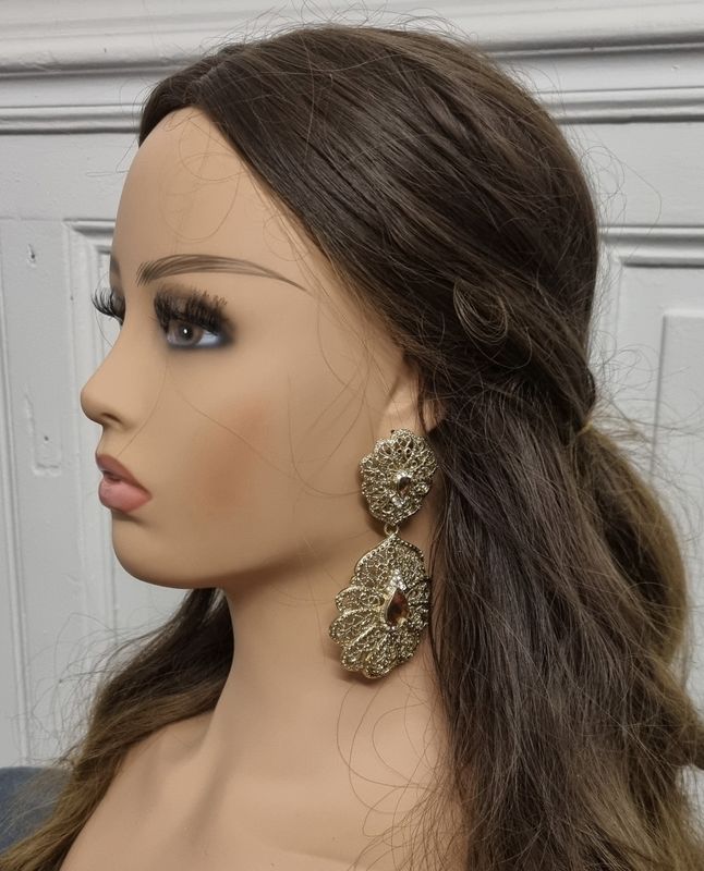 Paire de boucles d'oreilles doré en métal motif filigrané avec pierre doré 