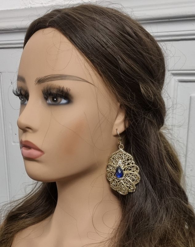 Boucles d’Oreilles Pendantes Dorées avec Pierre Bleue Facettée et Détails en Dentelle