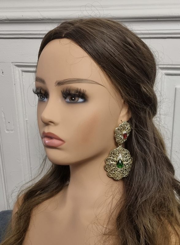 Boucles d’Oreilles Pendantes Dorées avec Pierres Vertes et Rouges en Dentelle Filigrane