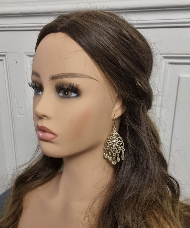 Boucles d’Oreilles Pendantes Dorées en Dentelle avec Pampilles et Cristaux