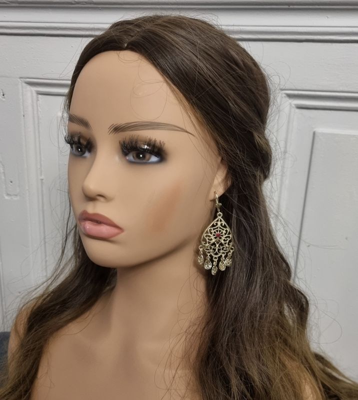 Boucles d’Oreilles Pendantes Dorées en Dentelle avec Pampilles et Cristaux rouge