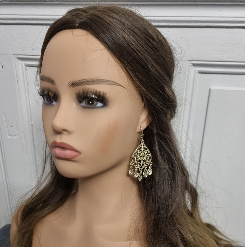 Boucles d’Oreilles Pendantes Dorées en Dentelle avec Pampilles et Cristaux vert